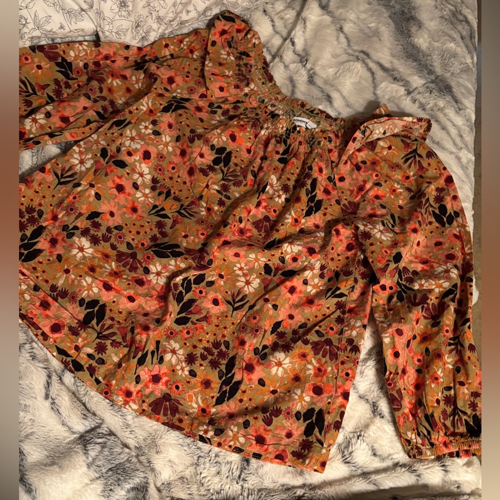 super cute flower Sonoma top